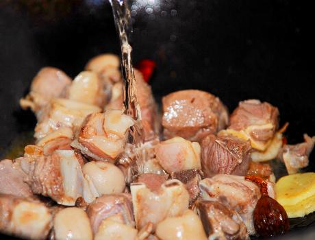 清炖羊肉焯水的正确方法,焯水后的羊肉是冷水还是开水下锅