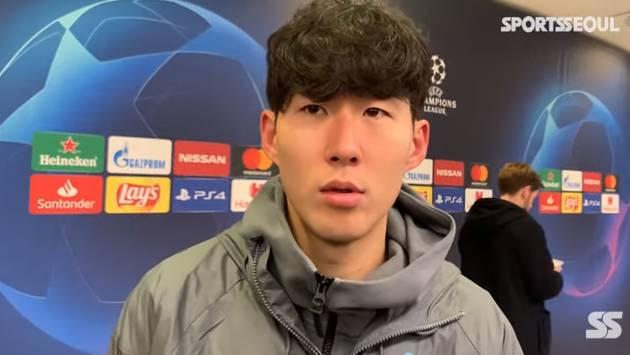 小球迷拿到c罗的签名球衣,小球迷得到c罗的球衣