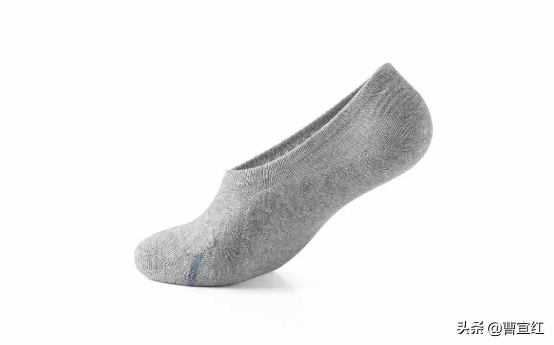 选择一双好的袜子很重要,袜子穿大了危害