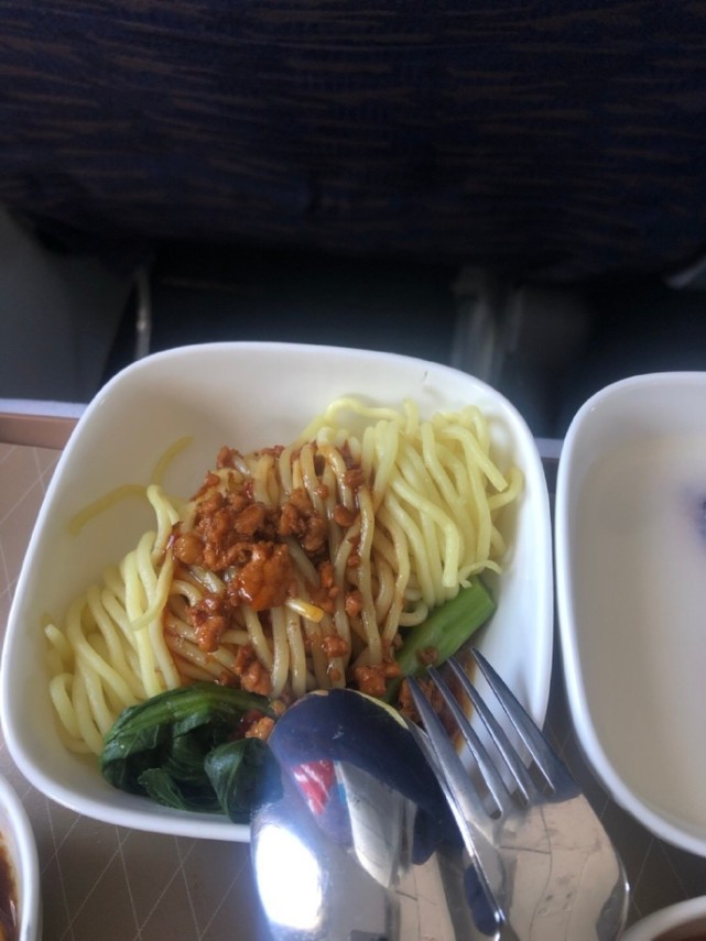 川航飞机餐头等舱一口面,川航飞机餐真的很好吃吗