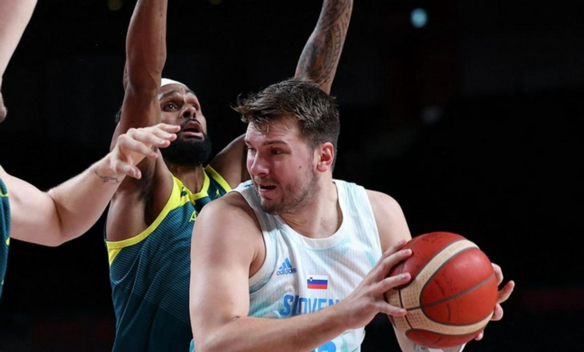 东契奇赛场发怒喷队友,东契奇怒喷教练