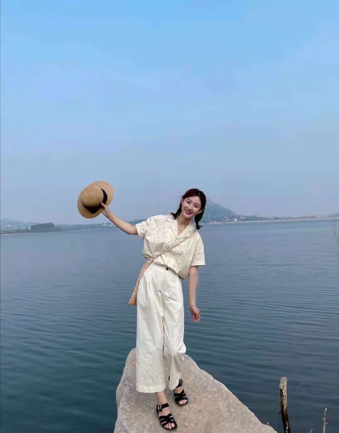 50岁白裤子搭什么上衣好看,米白宽腿裤子配什么上衣好看