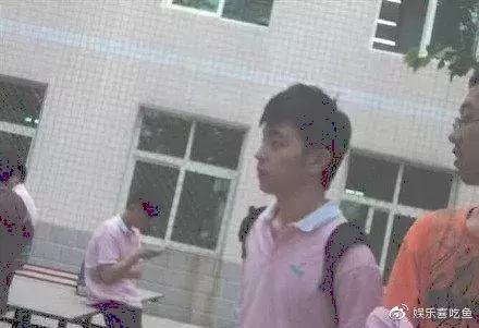 邓伦高中照曝光,眯眯桃花眼果然真校草,谁注意同桌颜值更逆天