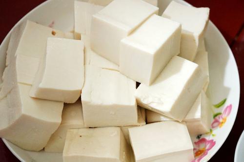 豆腐发酵变黄能吃吗,豆腐变酸了能浇花吗