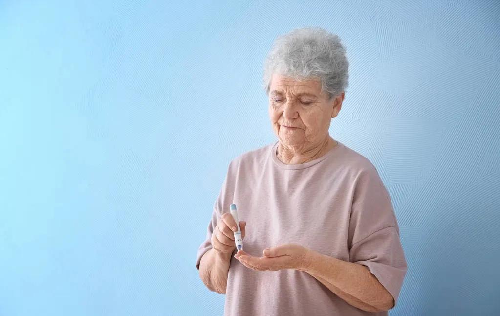 未成年缺牙不能种植牙怎么办,缺牙单色咀嚼十几年还能种植牙吗