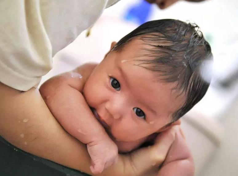 央视曝光退热贴管不管用,央视报道医用退热凝胶