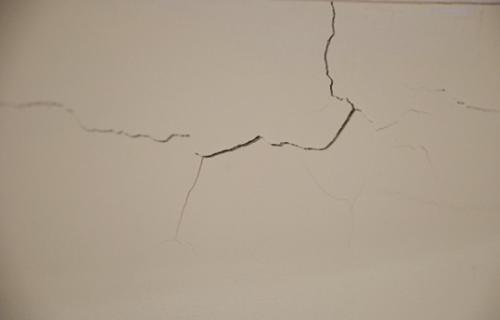怎么区分乳胶漆裂缝和房顶裂缝,房顶裂缝处理方法