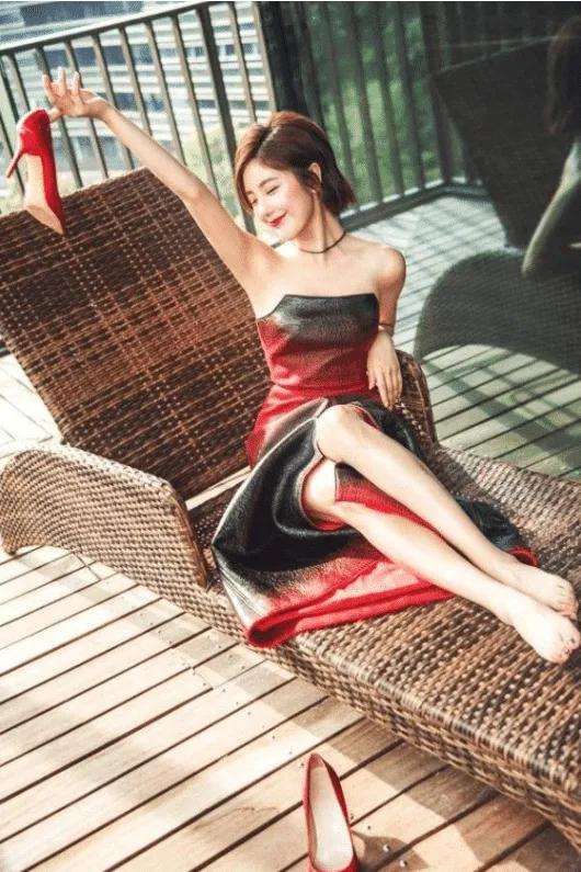 校花女神太高级，全身上下仅靠两根细绳吊着，再胖点就危险了