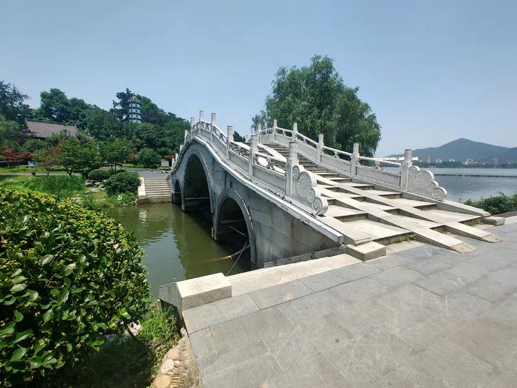 曾作为禁地，与外界隔绝二百六十多年的“玄武湖”，今日锣鼓喧天