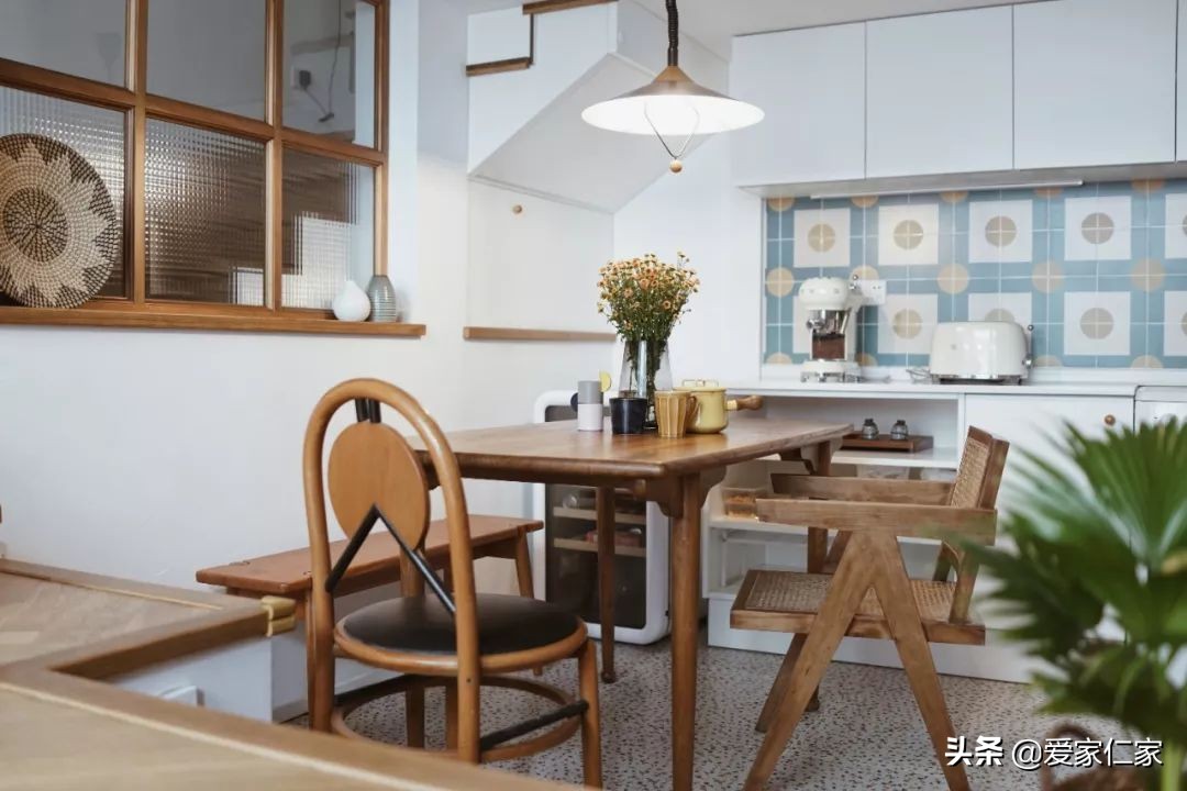 她买下32㎡上海老旧学区房，为女儿打造小桃园，还有超舒适大庭院