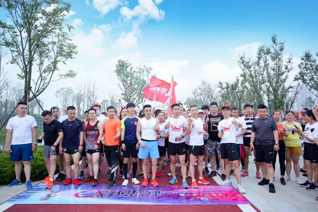 鲜一步播报丨炫酷荧光夜跑“点亮”郫都菁蓉湖畔