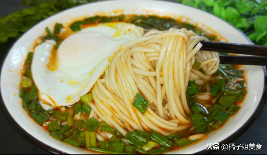 酸辣面条的神仙吃法加番茄,家里只有面条怎么做拌面酸辣的