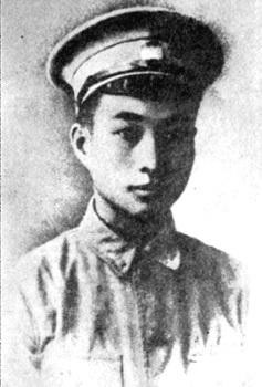 *德朱**满树苹果丢了，陈赓和*锡联陈**总是去串门，有人告密：他俩偷的