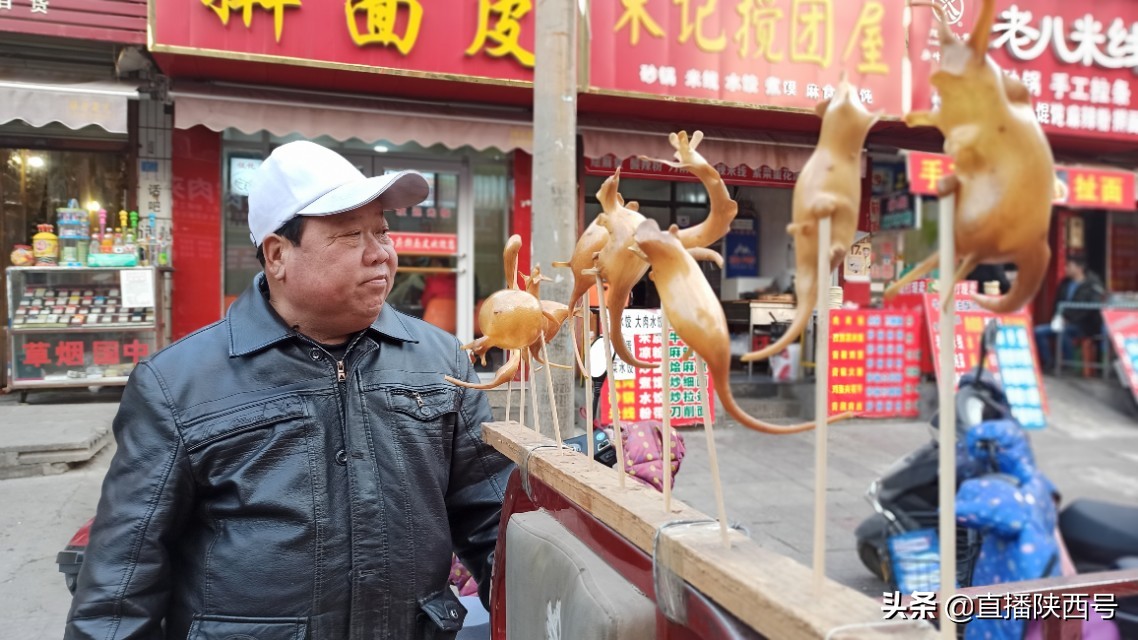 蒲城上王一农民不但会吹糖人，而且会编快板，快看《吹糖人》