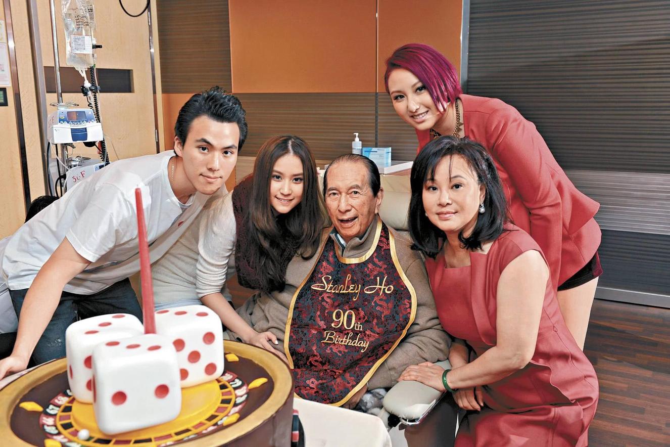 98岁高龄赌王不愿离开人世，每月续命药上亿，现在怎么样了？