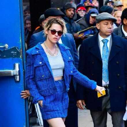 31岁暮光女罕见穿华丽裙装 (暮光蓝小西装搭配)