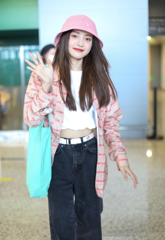 “元气少女”林小宅增肥成功,粉嫩系穿搭现身机场,少女感满满