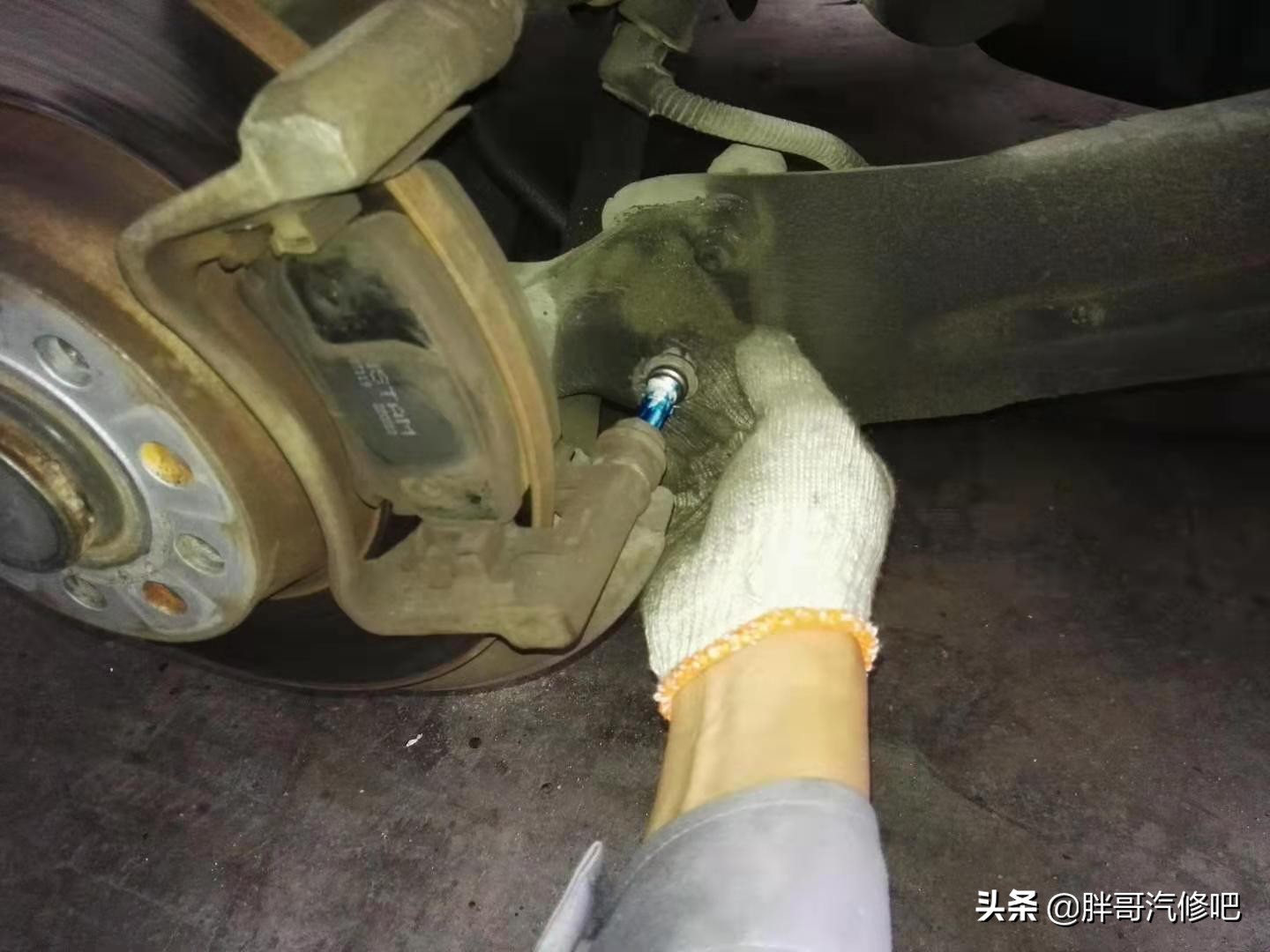 刹车时有哐当一声异响,低速刹车有哐哐哐的响声