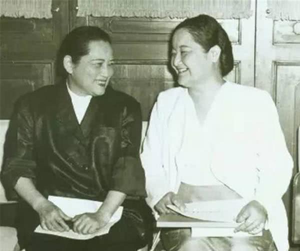 月薪抵人家一年,披金戴银,死后后辈瓜分遗产,却发现首饰全假货