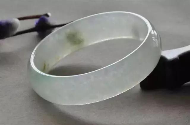 翡翠貔貅的寓意和佩戴技巧,翡翠貔貅戴什么链子