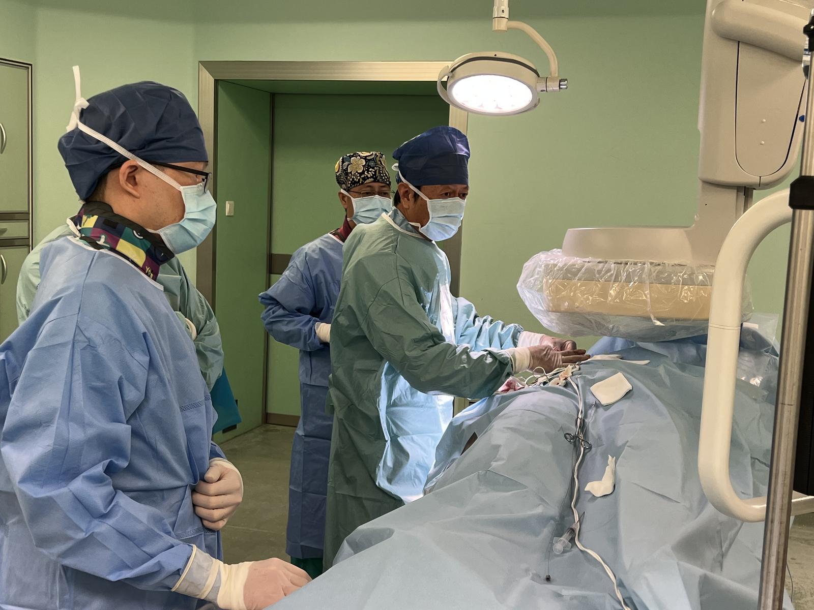 心脏植入心率调节器,中国首例永久性心脏起搏器植入