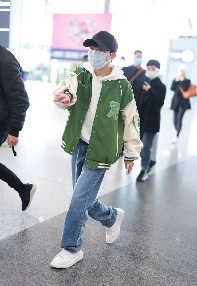 周深服装搭配牛仔服,周深牛仔裤穿衣搭配图