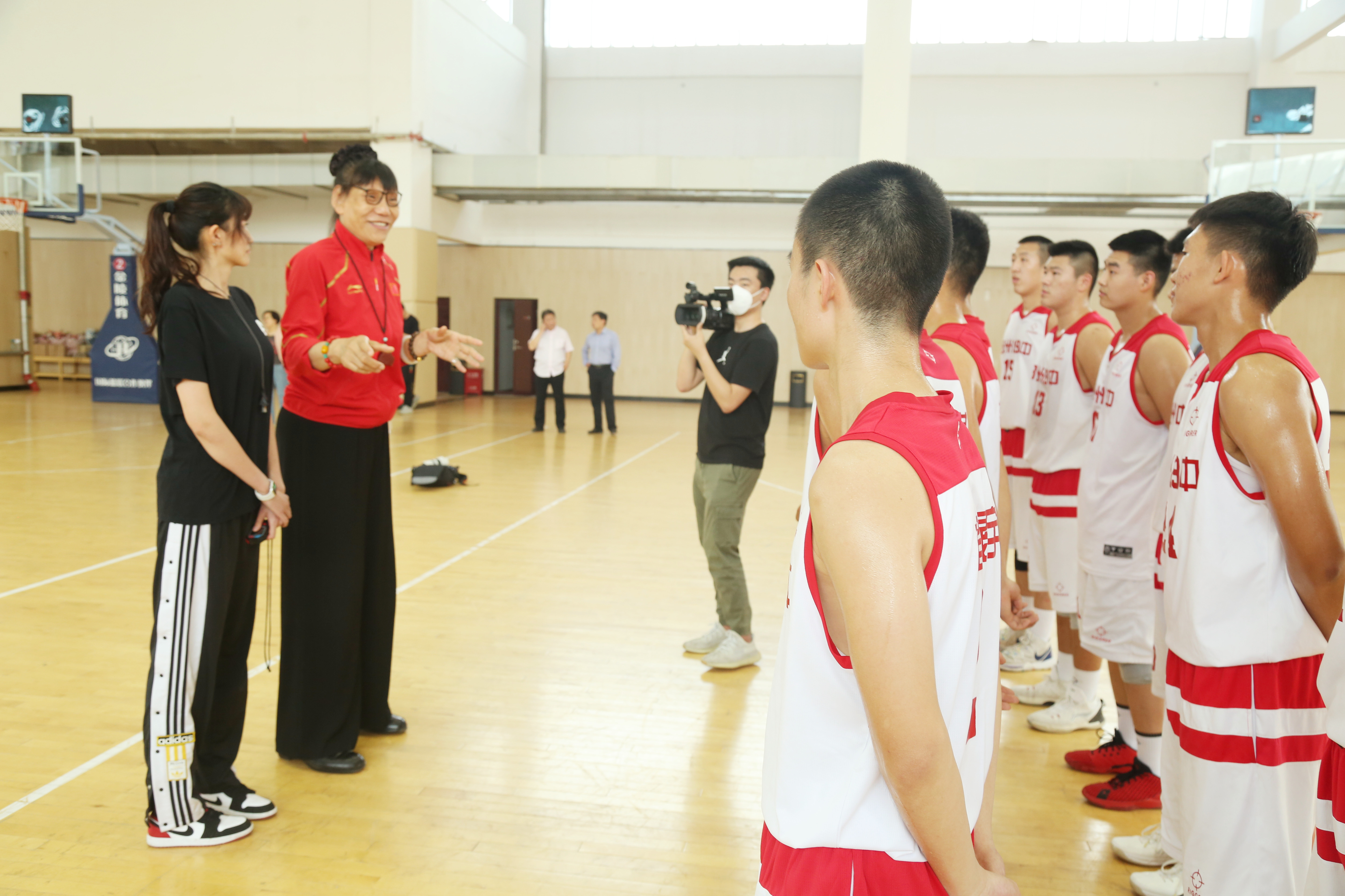 女篮第一中锋郑海霞身高,女篮第一人郑海霞