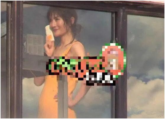 谢娜露脐装露肚子,谢娜挺孕肚现身