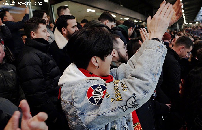 鹿晗关晓彤官宣戴的手表,鹿晗和关晓彤同款项链