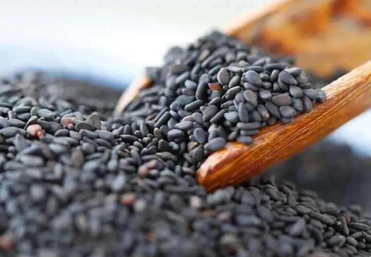 母乳变绿色,母乳变红色还能喂孩子吗