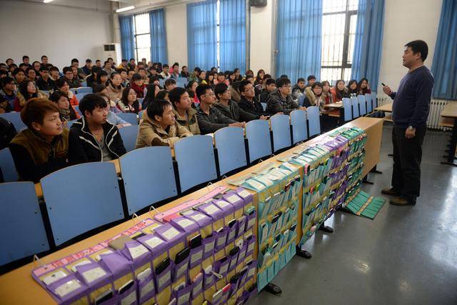 初中生拿手机的必要性,初中生整天拿手机