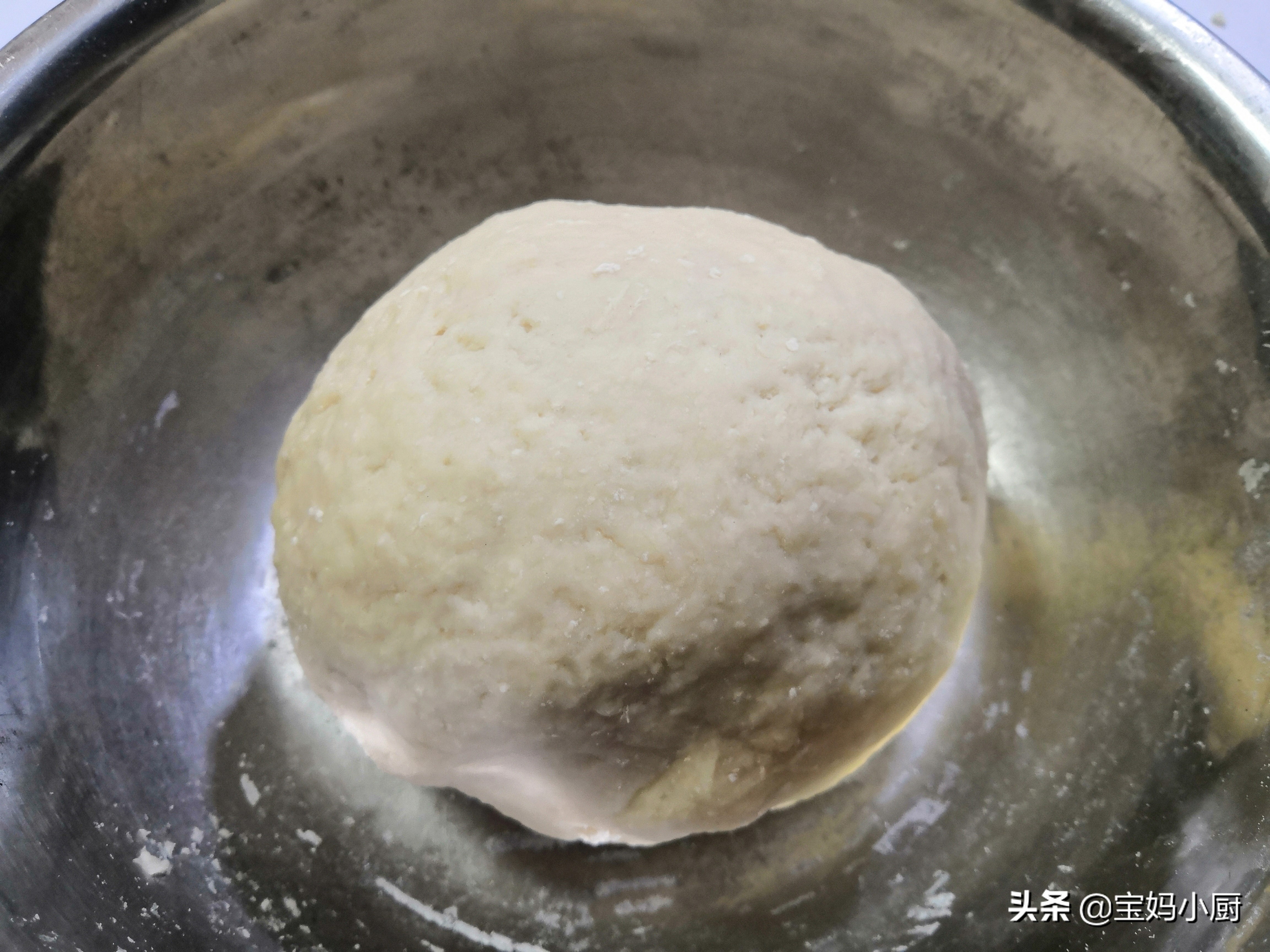 蒸饺皮硬，是你和面的水没用对，照着做，软乎乎，放一天都不硬