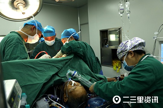 凯里车祸医生抢救,生死时速成功抢救急性心梗患者