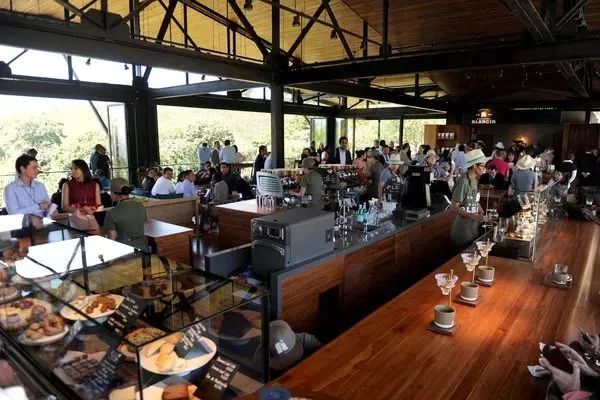 “土气”的休闲农业，正成为高端品牌争抢的“联姻”对象