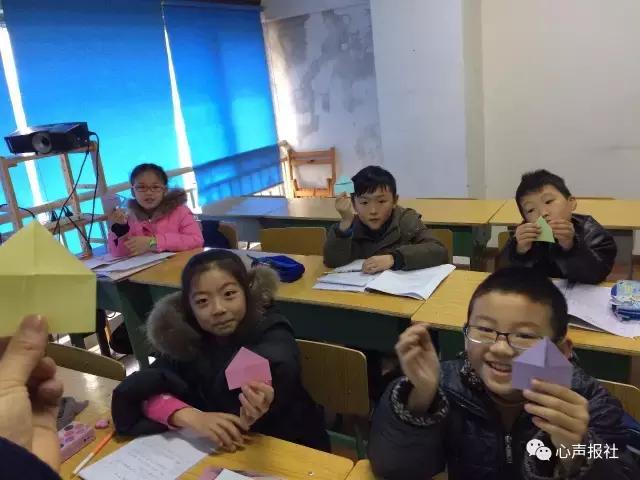 三年级想象作文老鼠乘纸飞机,纸飞机的作文三年级