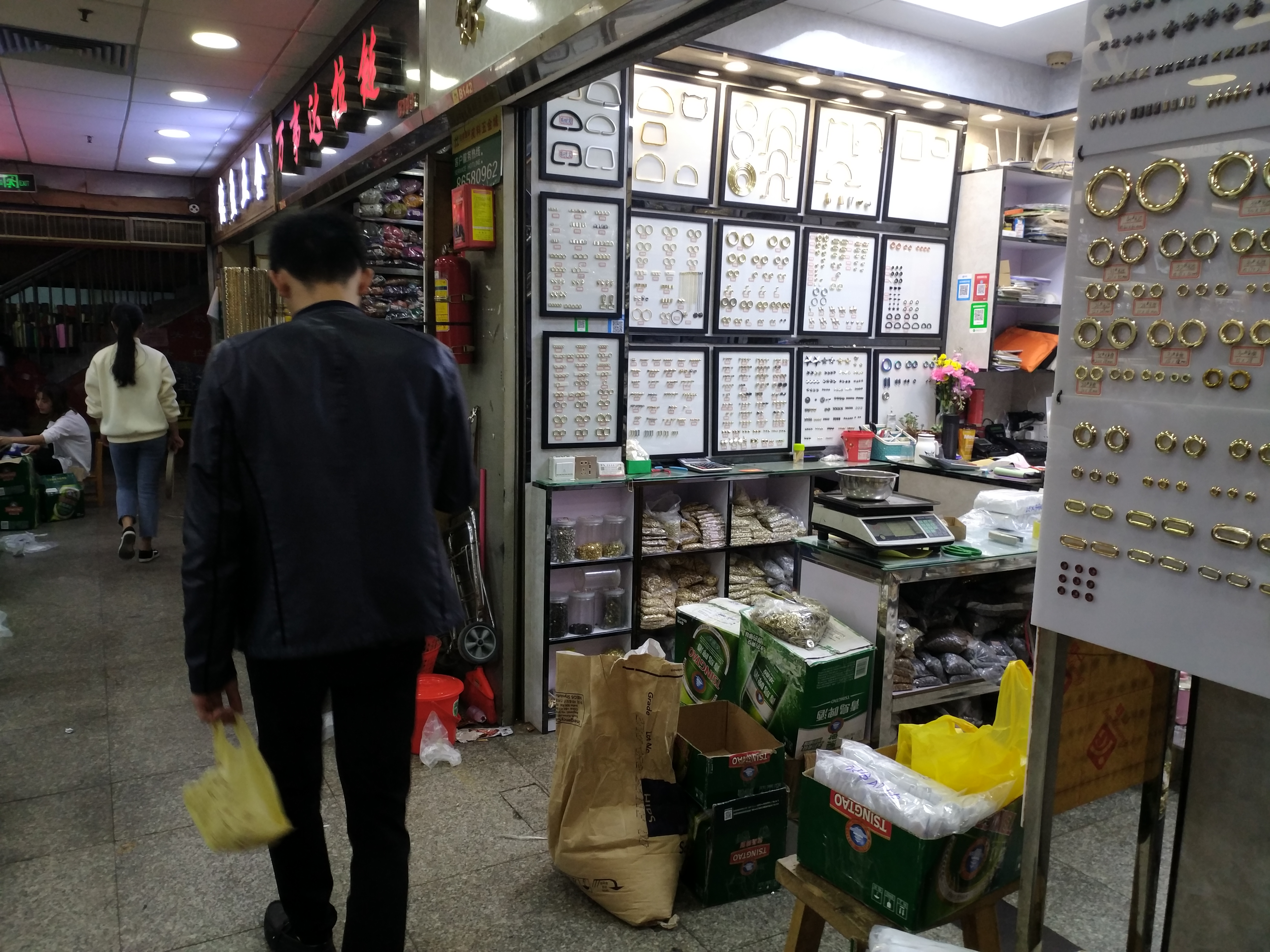 广州市三元里皮具批发市场的位置,广州三元里皮具批发城卖什么