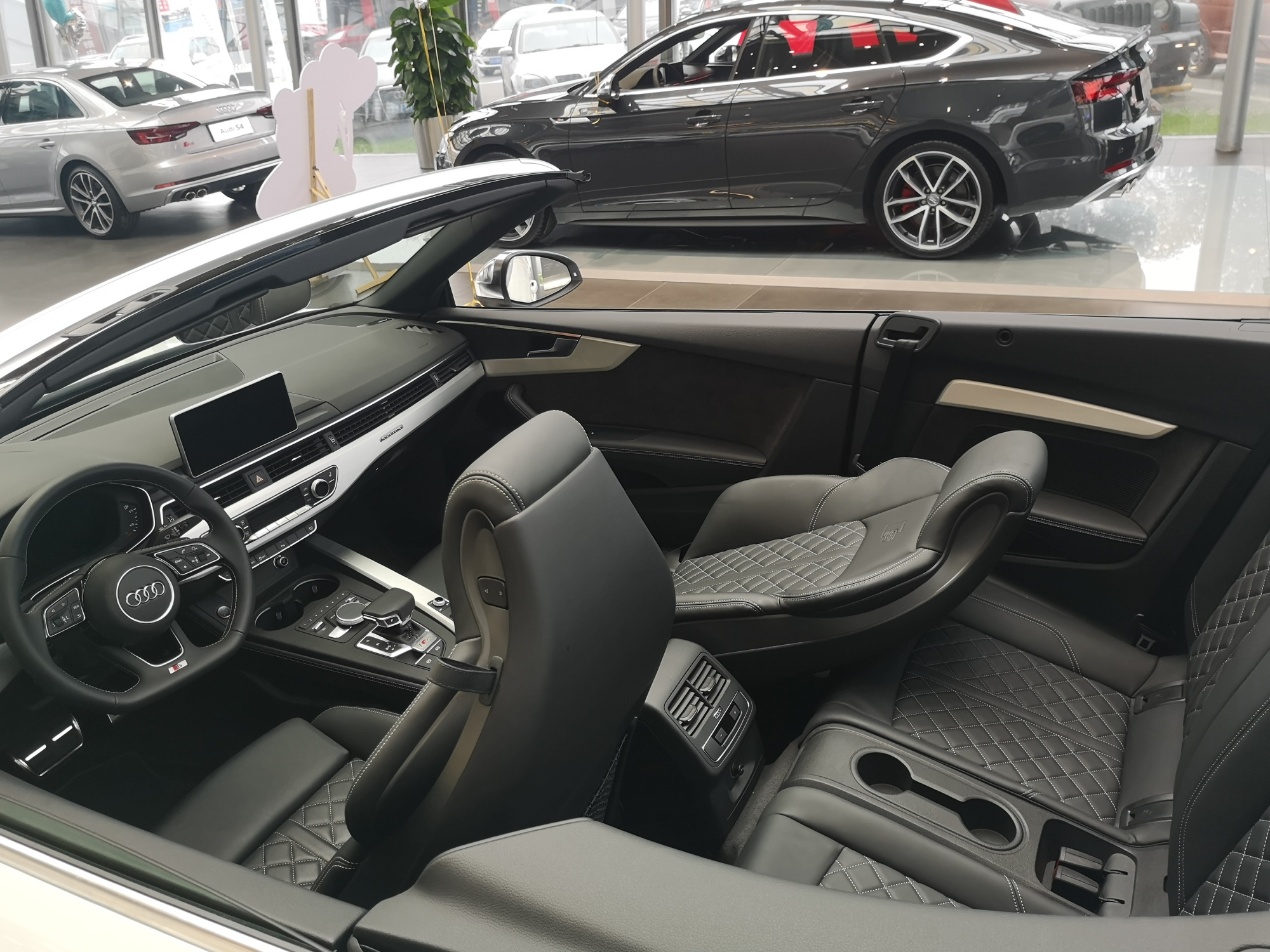 奥迪s5四门敞篷硬顶展示,运动感很强新款奥迪s5敞篷版实车