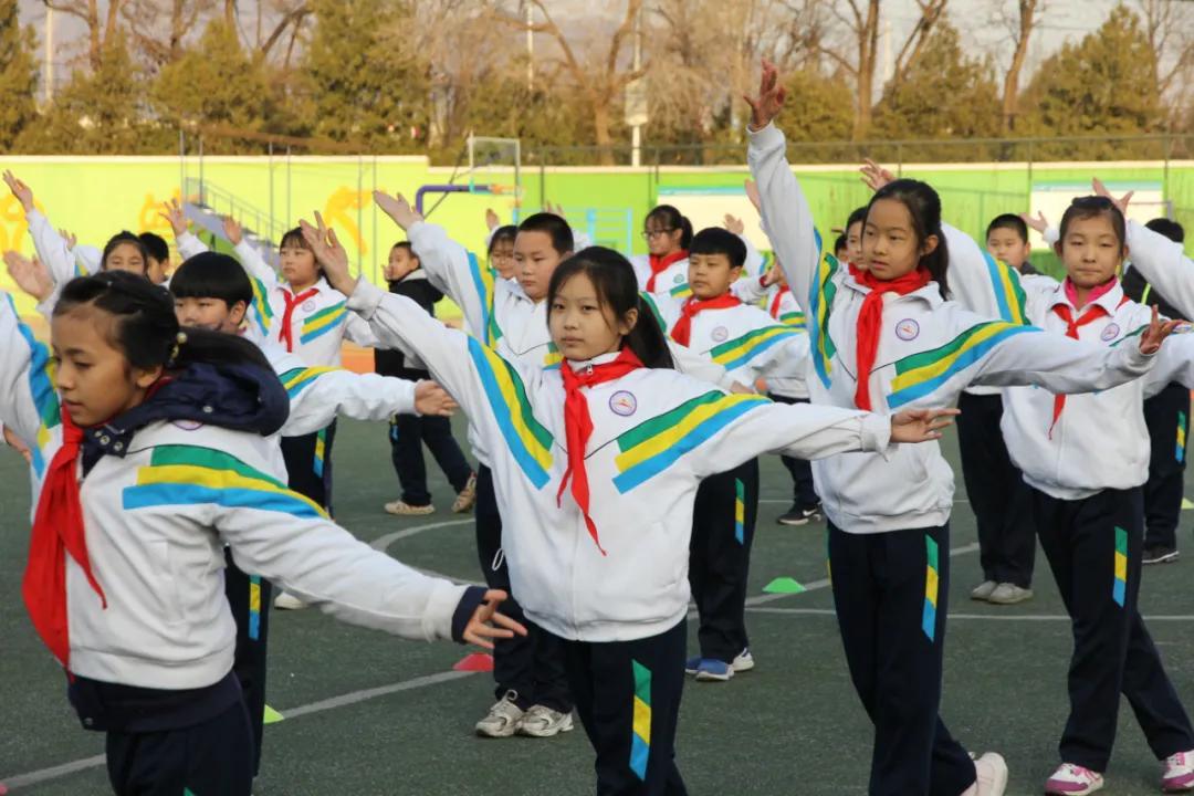 寒冷的冬夜挡不住奔跑脚步,寒冷挡不住小朋友的运动热情