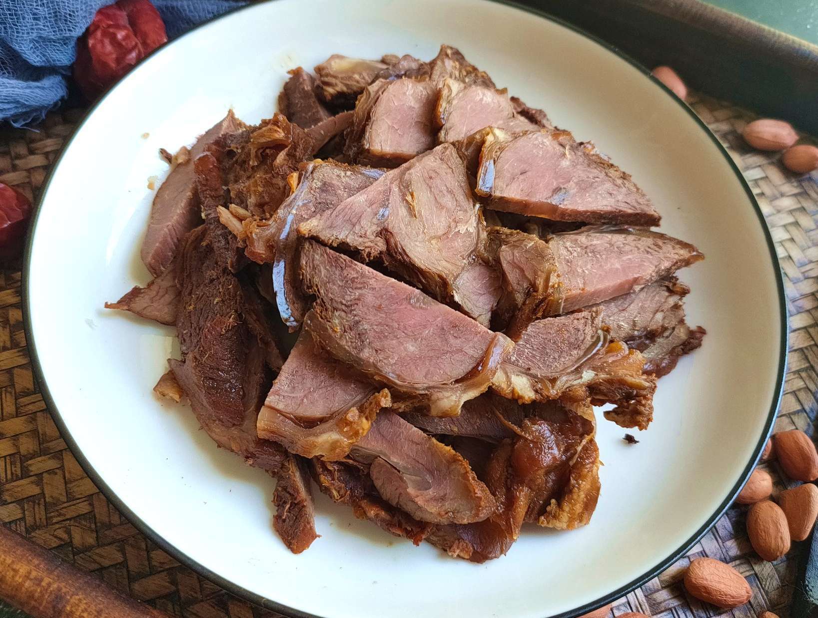 做卤牛肉如何腌制,做卤牛肉腌制十斤牛肉放多少盐