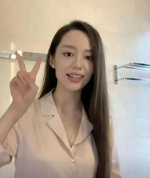 吉娜化浓妆出镜，产后4月无脱发困扰，被指双颊凹陷胶原蛋白流失