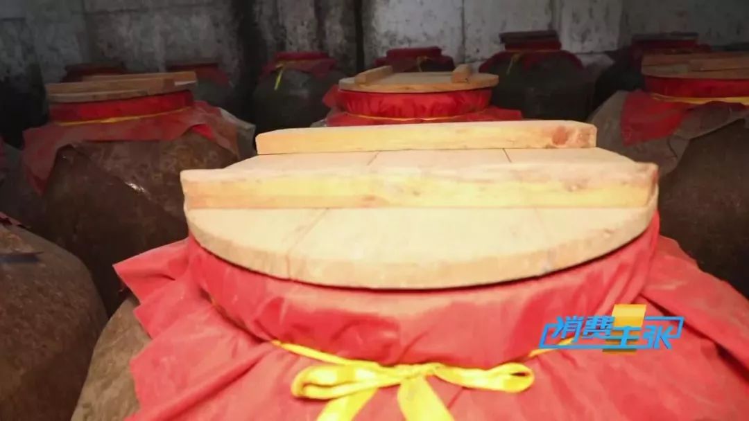 又到熏腊肉灌香肠的时节,做好的香肠在家熏腊肉