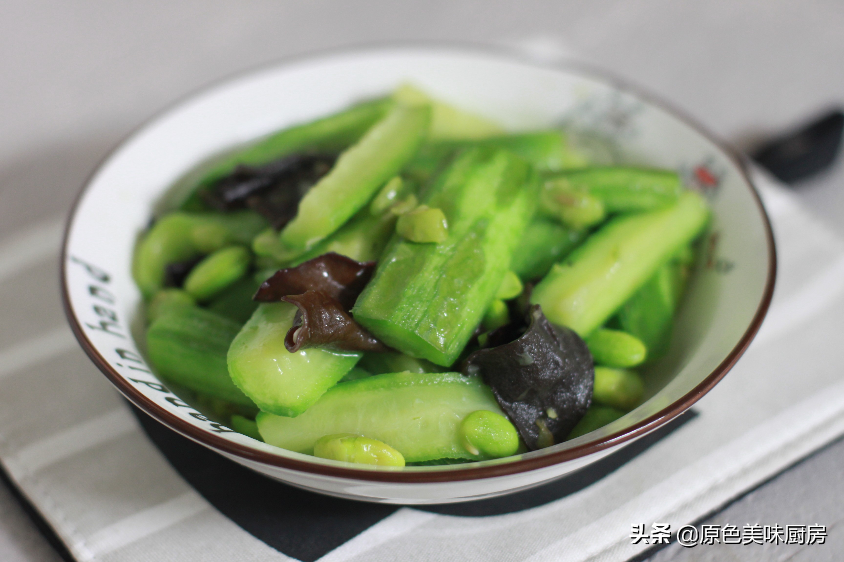 丝瓜可以不去皮吃吗,丝瓜要不要挖