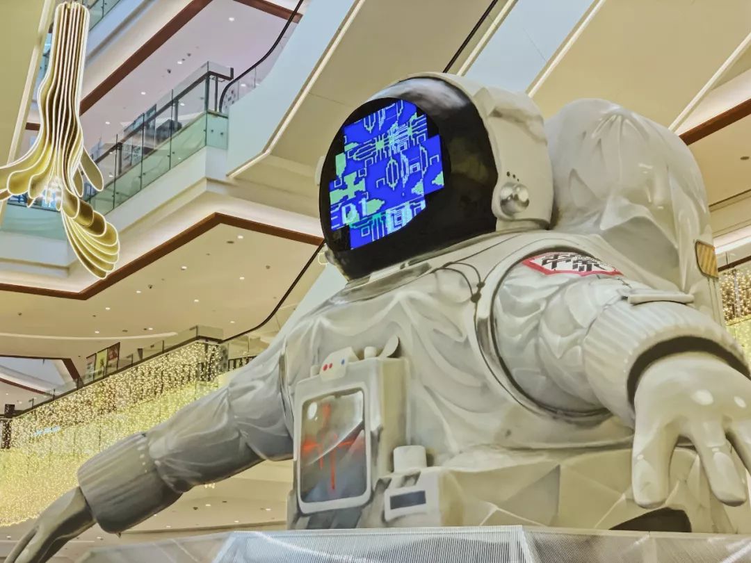 酷炫新地标!6m高巨型太空人登陆星城,开启未来进行时