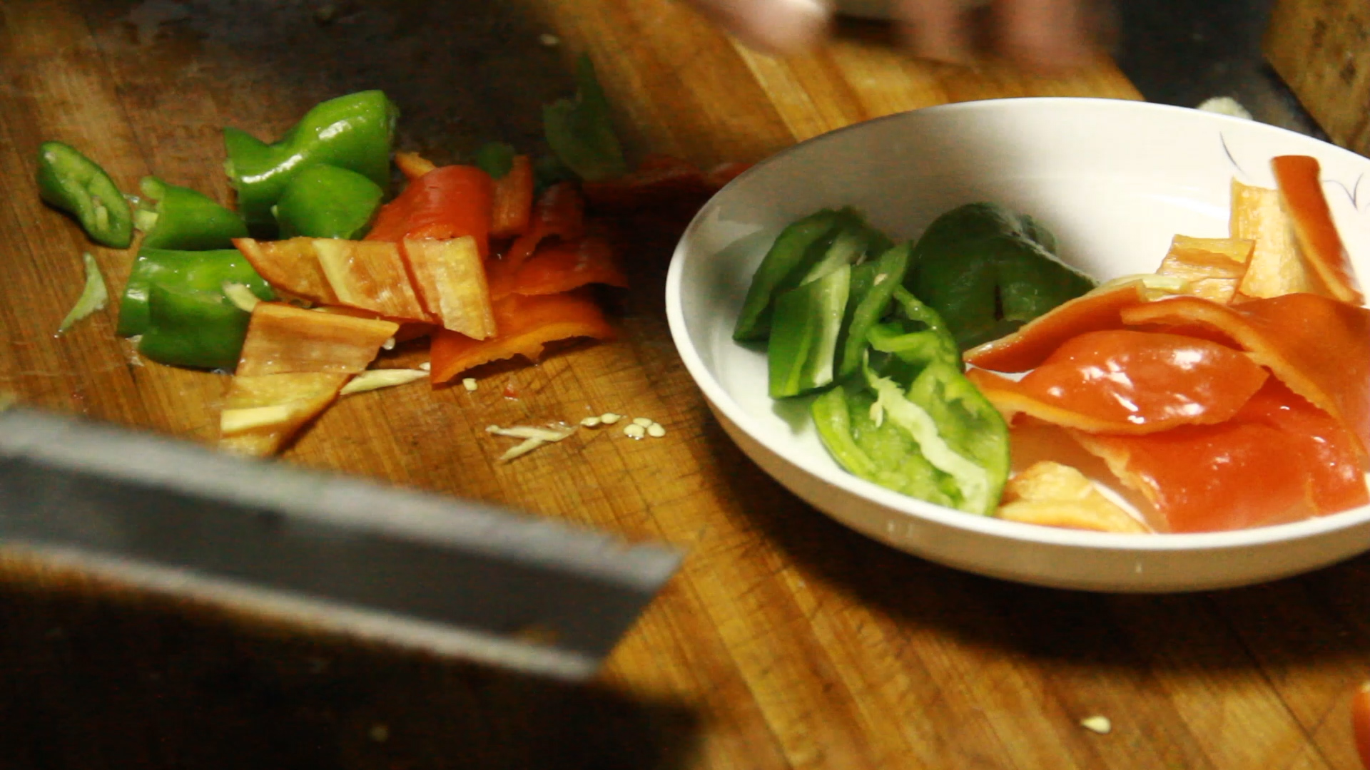 别再吃大盘鸡了！很多吃过的人为啥做不到？试着炒一次，忘掉很难