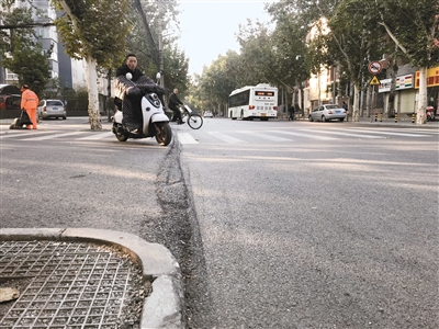 路面围挡防污隔离带,路面修补设置围挡