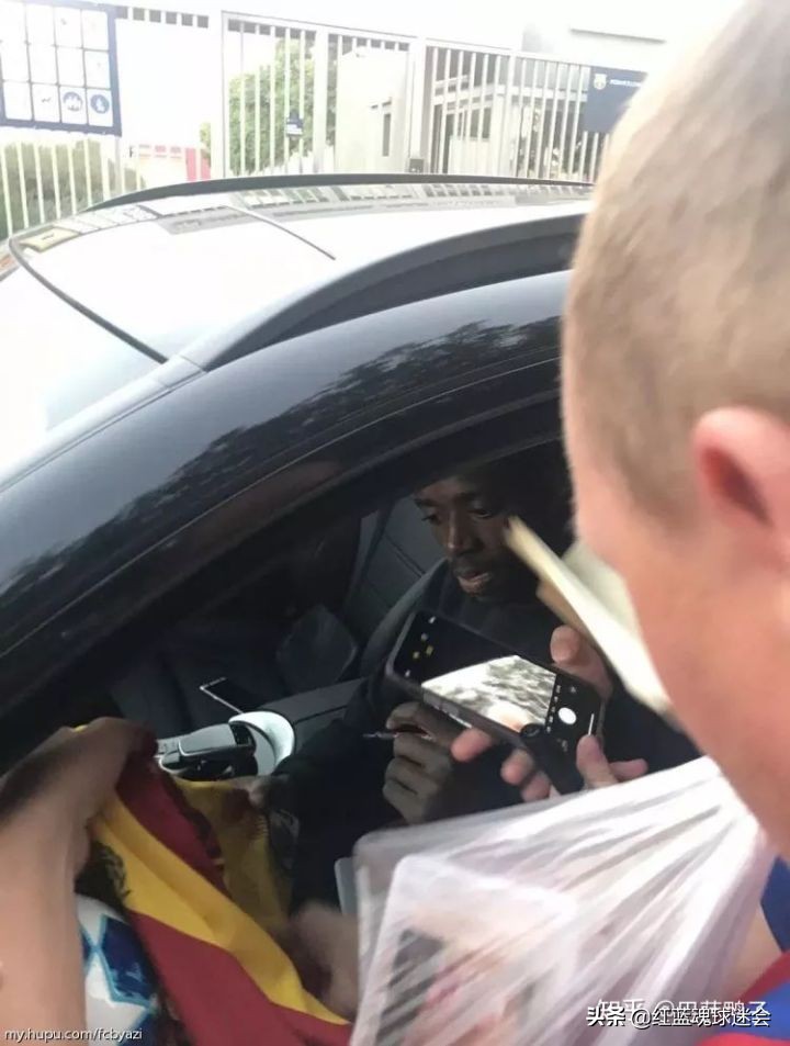 分享如何甘伯城蹲巴萨球员