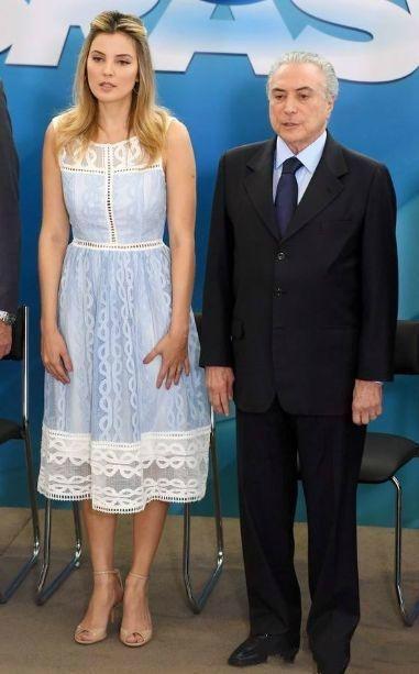 她被称巴西最美第一夫人，选美亚军出身，大胆穿围裹裙秀凹凸身材