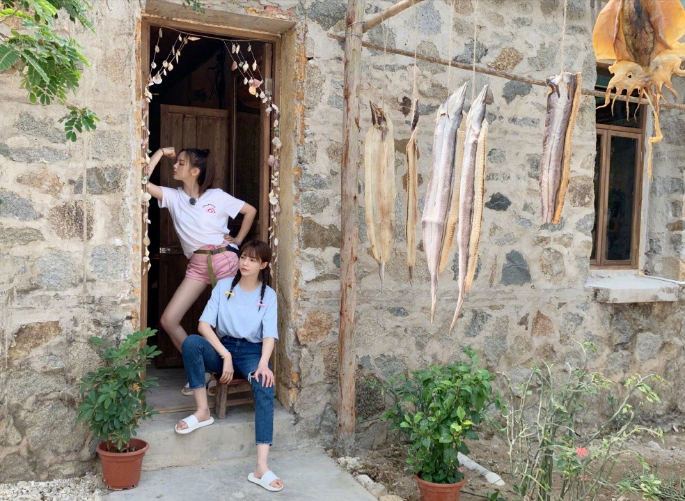 沈梦辰牛仔背带穿出少女感,沈梦辰粉色卫衣配短裤