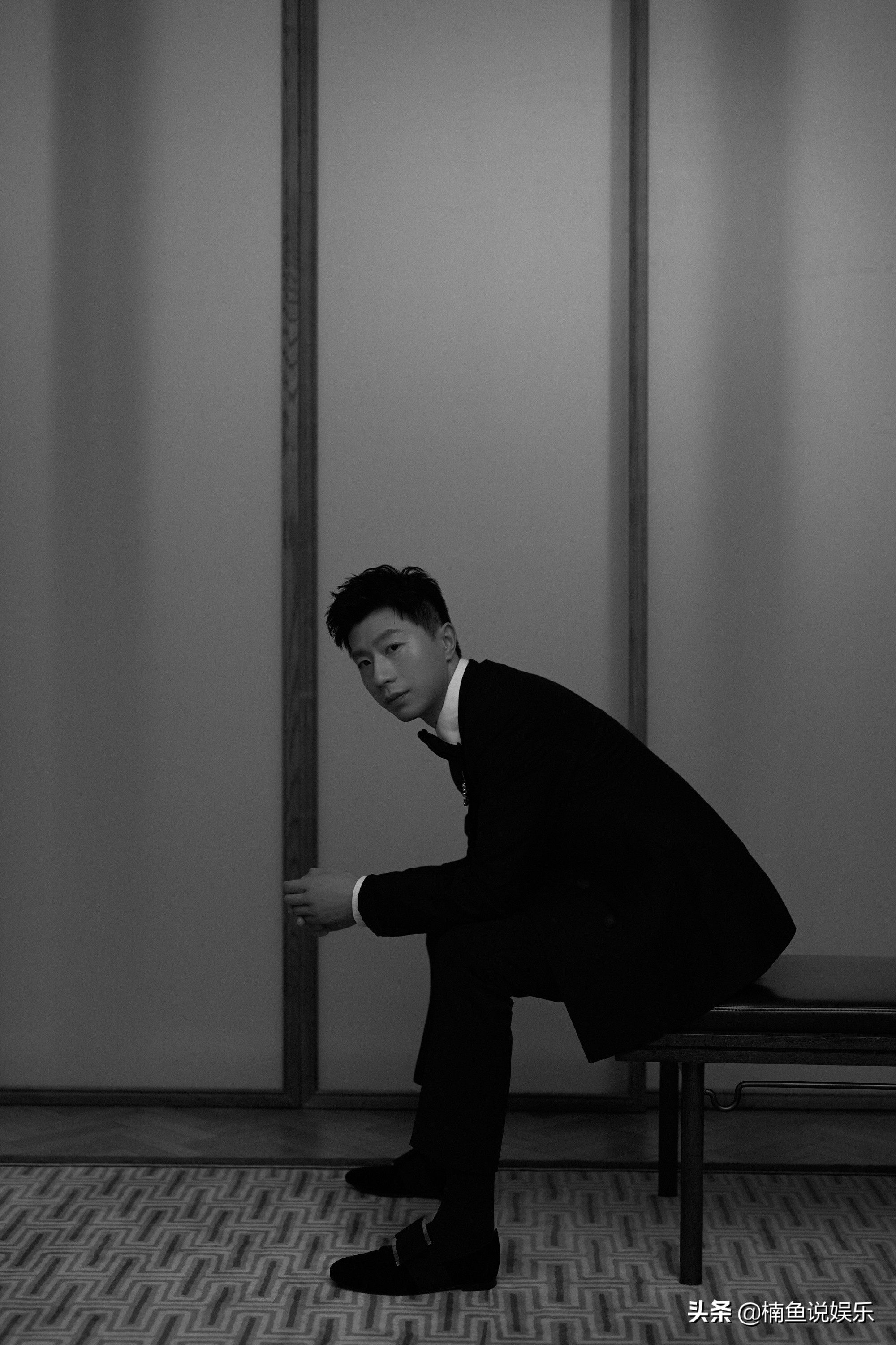 邓伦马龙罕见同框！大明星VS体坛冠军，西装造型帅气迷人