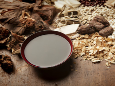 萧希三用丹栀道遥散合滋肾丸复方治疗痢疾尿闭医案研读